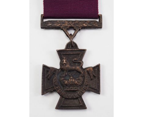 Großbritannien: Victoria Cross.Bronze gegossen, dunkel gebeizt, an Tragerahe, vernähtes Band.Zustand: II