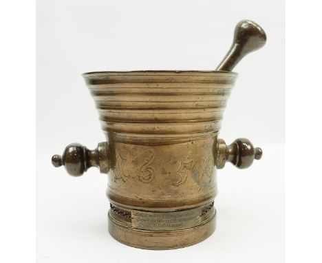 Mörser mit Stößel 1650 - Württ. Apothekerschaft.Bronze, graviert mit Wappenschild AM E und Jahreszahl 1650, mit Kettchen ange