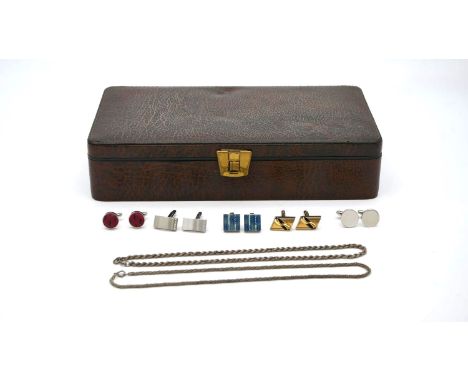 A chrome and brown leather mens grooming kit along with five pairs of vintage cufflinks and two silver rope chains. H.7 W.29 