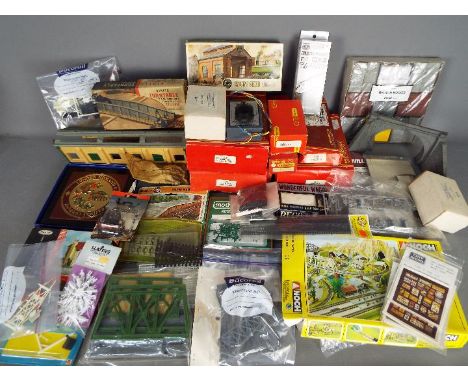 Hornby, Peco, Playcraft, Triang, Airfix, Other - A mixed collection of OO gauge model railways scenics and accessories. Lot i