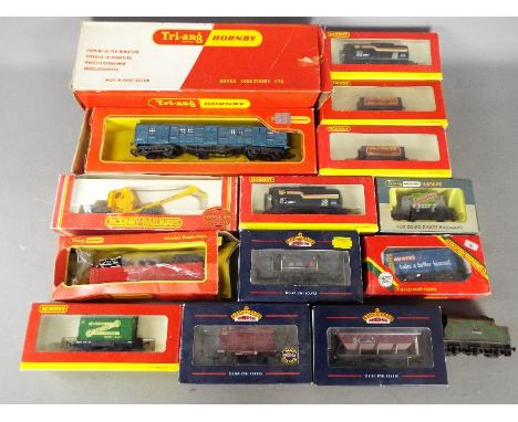 Hornby, Bachmann - A siding of boxed OO gauge model railway rolling stock. Lot includes Bachmann #33577 Covered Hopper Wagon 