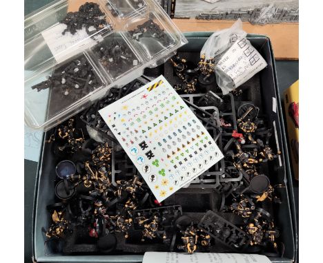 A good selection of Games Workshop Warhammer 40,000 vintage plastic Chaos Marines, made and a selection of extra parts etc 
