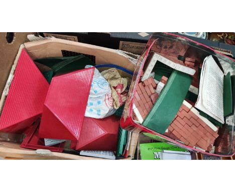 A selection of loose vintage Bayko, Meccano, marbles etc 