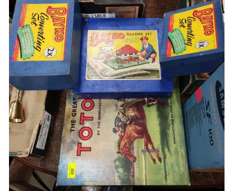 A selection of vintage Bayko, some boxed etc 