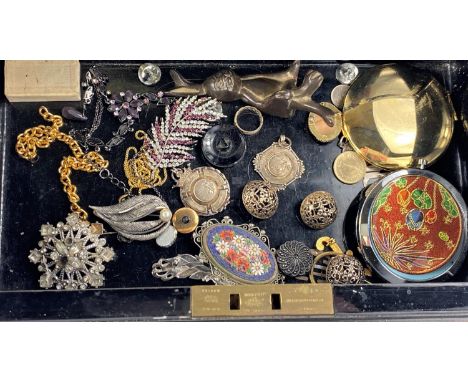 A vintage cashbox and a selection of costume jewellery including 2 hallmarked silver medallions 