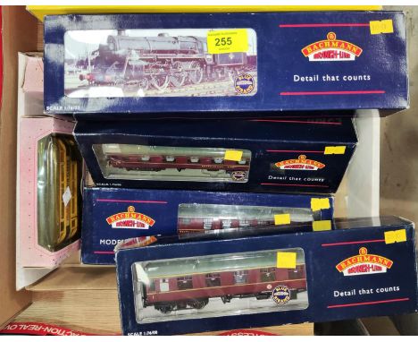 A Bachmann 00 gauge original boxed 32-501 locco + 3 original Bachmann coaches. 