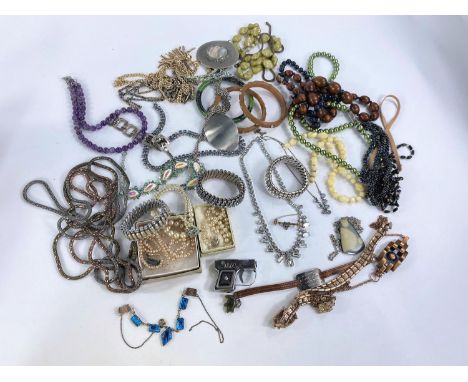 A good selection of vintage costume jewellery 