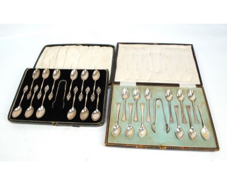 A cased set of 12 George V hallmarked silver tea spoons with matching tongs in Grecian pattern, P Ashberry & Sons, Sheffield 