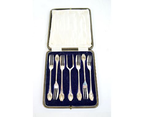 HENRY WILKINSON; a cased set of six George V hallmarked silver pastry forks and server, Sheffield 1927, length of fork 15.5cm