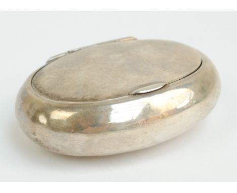 CHARLES S GREEN & CO LTD; a George V hallmarked silver snuff box of plain oval form with hinged lid, Birmingham 1918, 8.5 x 6