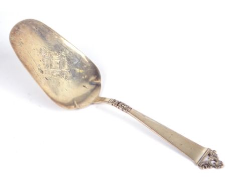 NILS HANSEN, OSLO SØLVVAREVERKSTED; a mid 20th century Norwegian silver cake server with cast foliate scroll decorated finial