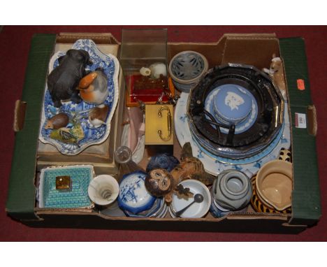 A box of miscellaneous items to include; Wedgwood blue jasper ware trinket jar and cover, Beswick figure of a goldcrest etc 