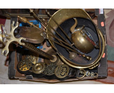 A box of miscellaneous brasswares to include; helmet shaped scuttle, horse brasses etc 