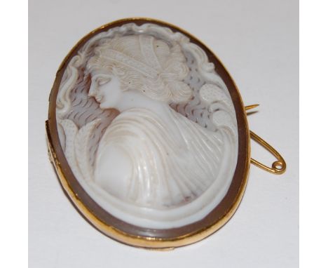 A Victorian carved shell cameo brooch, depicting profile portrait of a maiden, in untested yellow metal mount 