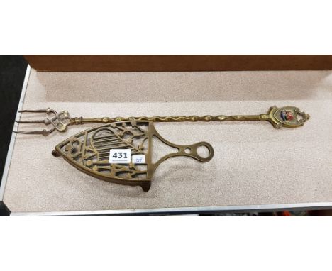 BRASS TRIVET AND TOASTING FORK