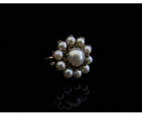 A 9ct gold pearl daisy ring. Size Q, 5.8g 