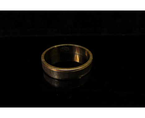 A gold band with textured detail, stamped 750. Size K/L, 3g 