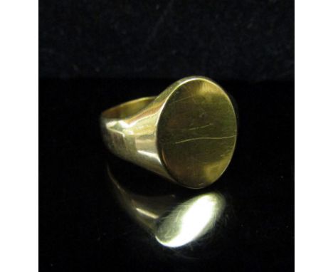A gold signet ring, unmarked. Size S, 6.7g 