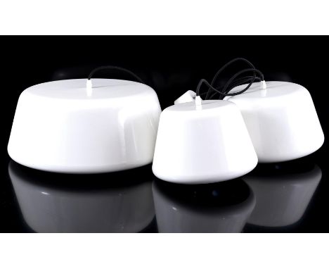 3-piece enamelled hanging lamp with porcelain fittings, smallest shade, 27 cm diameter, middle shade 32 cm diameter and large