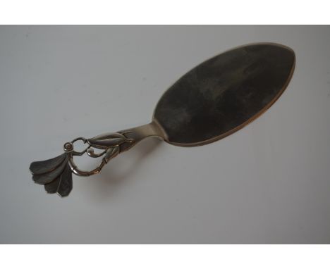 A Danish silver cake slice, having a cast handle of a dragonfly, three castle mark verso, length 15cm CONDITION REPORT: light