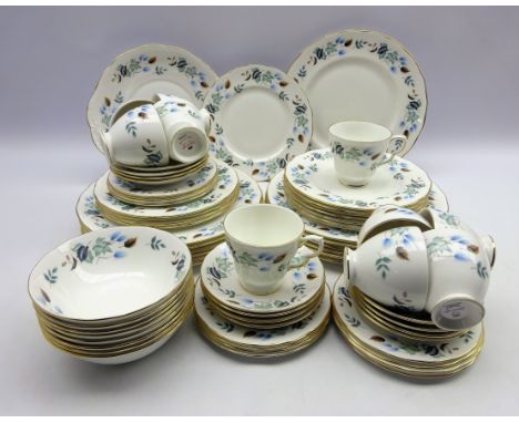 Colclough dinner and tea service, ten place settings, lacking two dessert bowls (68) Condition Report & Further Details Click
