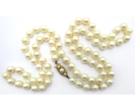 Single strand pearl necklace with 9ct gold clasp hallmarked Condition Report & Further Details Length = 73cmClick here for fu