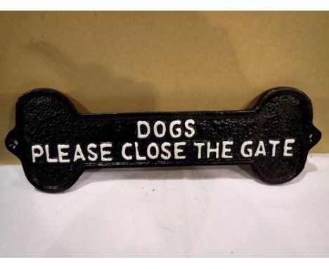 Cast iron Dogs Please Close The Gate sign, w: 15 cm. UK P&amp;P Group 1 (£16+VAT for the first lot and £2+VAT for subsequent 