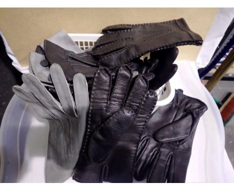 Mixed leather ladies and gents gloves. UK P&amp;P Group 1 (£16+VAT for the first lot and £2+VAT for subsequent lots) 
