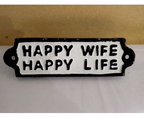 Cast iron Happy Wife, Happy Life sign, W: 18cm. UK P&amp;P Group 0 (£6+VAT for the first lot and £1+VAT for subsequent lots) 