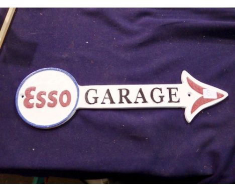 Cast iron Esso garage arrow, W: 40 cm. UK P&amp;P Group 2 (£20+VAT for the first lot and £4+VAT for subsequent lots) 