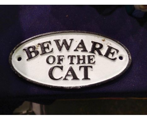 Cast iron Beware of Cat sign, W: 17 cm. UK P&amp;P Group 1 (£16+VAT for the first lot and £2+VAT for subsequent lots) 