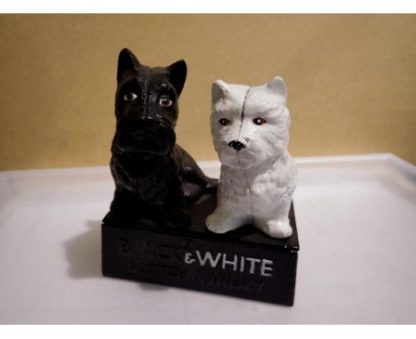 Cast iron Black and White Whisky dogs door stop, H: 12 cm. UK P&amp;P Group 1 (£16+VAT for the first lot and £2+VAT for subse
