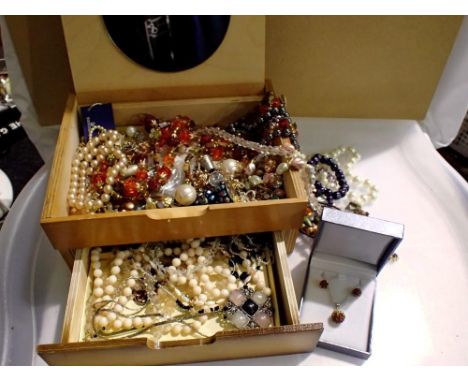 A quantity of costume jewellery within a jewellery box. UK P&amp;P Group 2 (£20+VAT for the first lot and £4+VAT for subseque