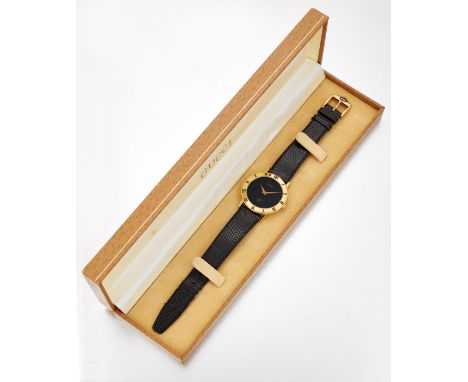 A GENTLEMAN'S GOLD-PLATED GUCCI STRAP WATCH,&nbsp;circular black dial with gilt sword hands, plain bezel with infilled black 