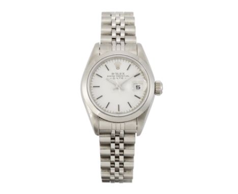 A LADY'S STEEL ROLEX DATE BRACELET WATCH,&nbsp;circular white dial with baton index and date aperture with cyclops magnifier 