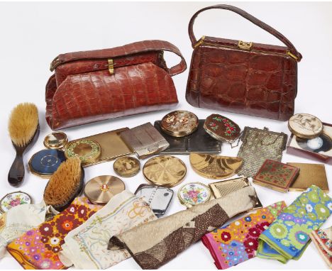 A COLLECTION OF SIXTEEN VARIOUS GILT METAL AND OTHER COMPACTS, including a French engine turned combination lipstick and powd