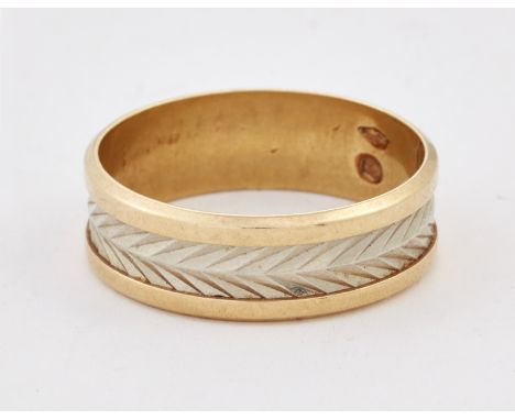 A BI-COLOUR BAND RING, an inner white metal chevron-engraved band between plain yellow bands, indistinct foreign marks, ring 