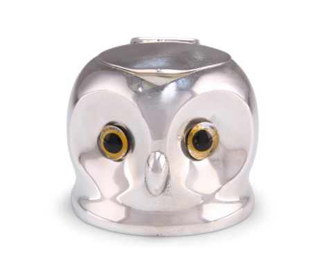 AN EDWARDIAN SILVER NOVELTY INKWELL,&nbsp;by&nbsp;W &amp; G Neal, London 1907, in the form of an owl's head, the hinged cover