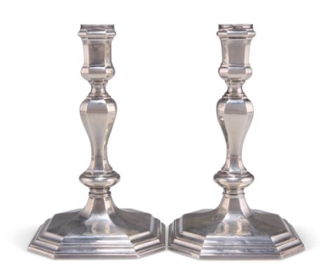 A PAIR OF ELIZABETH II CAST SILVER CANDLESTICKS,&nbsp;by Bryan Savage, London&nbsp;1978, the fluted octagonal base and confor