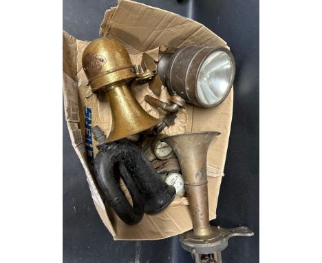 An autojumbler's lot to include a Stadium lamp, carriage lamps, car horns inc. Apollo etc. 