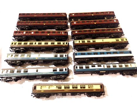 Thirteen Trix coaches OO scale; six Maroon, two Choc/Cream, four Blue/Grey (one missing bogie), one Pullman Robin, mostly in 