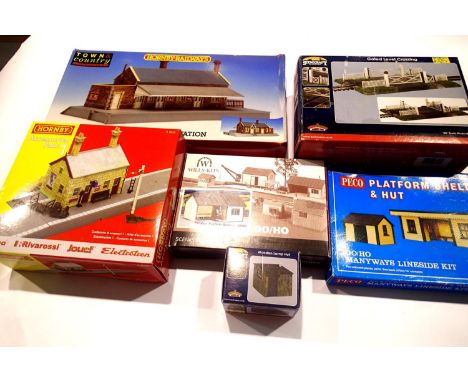 Bachmann Scenecraft level crossing and lamp hut, Peco platform shelter kit, Hornby Dunster station kit, accessory pack 1 and 