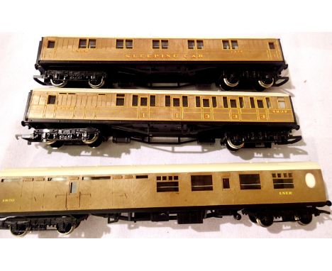 Three Hornby teak LNER coaches, in good condition, unboxed. P&amp;P Group 1 (£14+VAT for the first lot and £1+VAT for subsequ