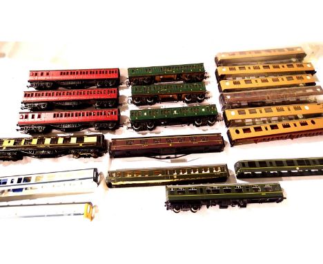 Six kit built OO scale coaches - three Maroon, three Green, good build/finish and a selection of coach bodies/chassis/bogies 