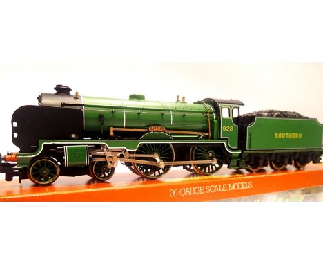 Hornby R380 Schools Class Stowe, Southern Green, 928, with smoke, in excellent condition, boxed. P&amp;P Group 1 (£14+VAT for