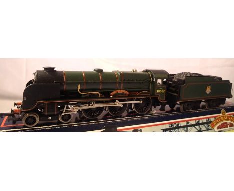 Bachmann 31-405, Lord Nelson Class, 30852 Sir Walter Raleigh, BR Green, Early Crest. Excellent condition, box has slight stor