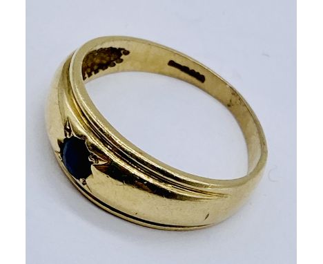 A gentleman's 9ct gold ring set with a sapphire, size T, weight 4g