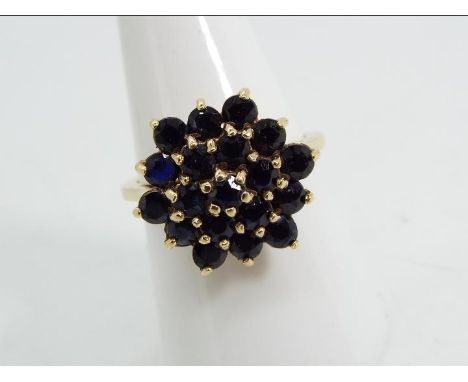 9ct gold - a 9 ct gold sapphire cluster ring, cluster measures 2 cm (d), size O½, approx weight 4.18 g 