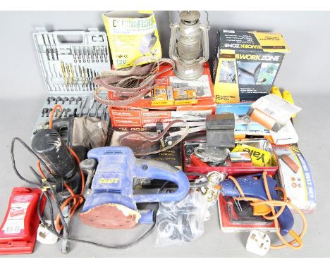 A mixed lot of tools to include a Black &amp; Decker Power File, a planer stand, glue gun, rotary sander, halogen spotlight a