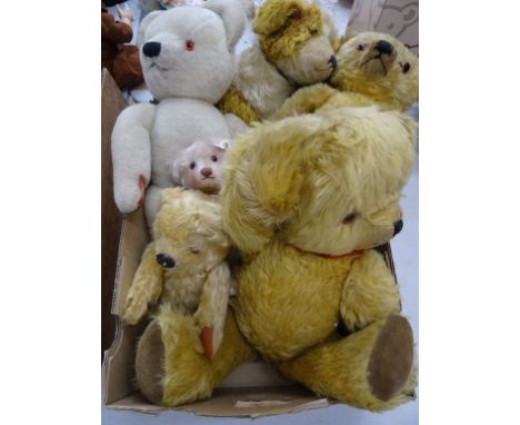 A group of teddy bears and a dog, to include Steiff, generally good